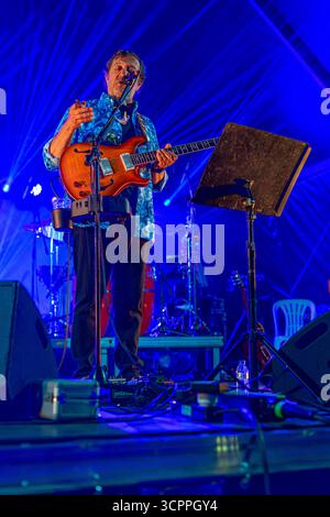 Le chanteur Rui Veloso avec son groupe se produisant au spectacle Lusofonia qui a eu lieu dans le jardin municipal d'Oeiras, au Portugal. Banque D'Images