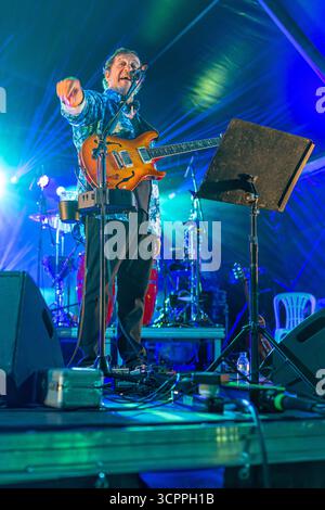 Le chanteur Rui Veloso avec son groupe se produisant au spectacle Lusofonia qui a eu lieu dans le jardin municipal d'Oeiras, au Portugal. Banque D'Images