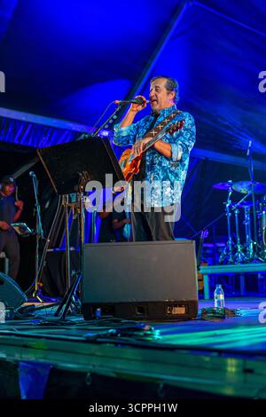 Le chanteur Rui Veloso avec son groupe se produisant au spectacle Lusofonia qui a eu lieu dans le jardin municipal d'Oeiras, au Portugal. Banque D'Images