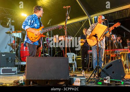 La chanteuse Rui Veloso et Dani Silva avec leur groupe se produisant au spectacle Lusofonia qui a eu lieu dans le jardin municipal d'Oeiras, Portugal. Banque D'Images