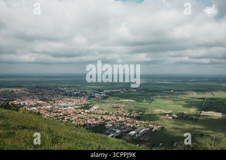 Large vue panoramique sur Vrsac et la campagne serbe environnante sous un ciel nuageux spectaculaire au printemps. Banque D'Images