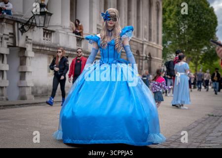 Londres, Royaume-Uni. 27 septembre 2025. L'Old Royal Naval College de Greenwich célèbre 100 ans de tournage en tentant de réaliser un record du monde Guinness pour le plus grand rassemblement de personnes habillées en personnages à l'écran. Les participants s'habillent comme des personnages de nombreux films et émissions de télévision, tels que The Crown et Star Wars, qui ont été tournés sur le site, marquent une étape importante pour le site historique le plus filmé du Royaume-Uni. Crédit : Guy Corbishley/Alamy Live News Banque D'Images