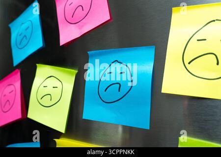 Allemagne - 27 septembre 2025 : de nombreux visages tristes sur les Post-it illustrent les réactions négatives, les critiques médiocres en ligne et le mécontentement des clients à l'ère numérique. *** Viele traurige Gesichter auf Post-its verdeutlichen Negative Feedbacks, schlechte Online-Bewertungen und Kundenunzufriedenheit im digitalen Zeitalter. Banque D'Images