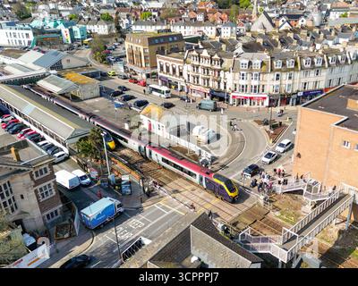 Paignton, Devon, Angleterre, Royaume-Uni - 24 avril 2025 : vue aérienne de la ville de Paignton avec un train quittant la gare Banque D'Images