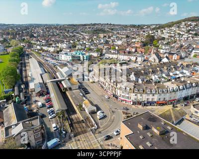 Paignton, Devon, Angleterre, Royaume-Uni - 24 avril 2025 : vue aérienne de la ville de Paignton avec la gare au premier plan. Banque D'Images