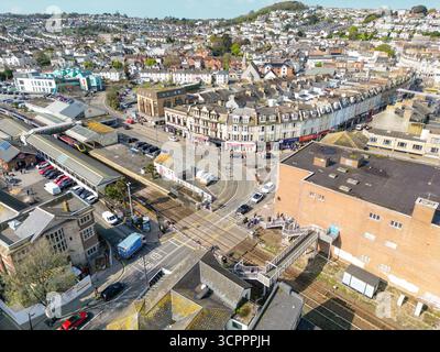 Paignton, Devon, Angleterre, Royaume-Uni - 24 avril 2025 : vue aérienne de la ville de Paignton avec la gare au premier plan. Banque D'Images