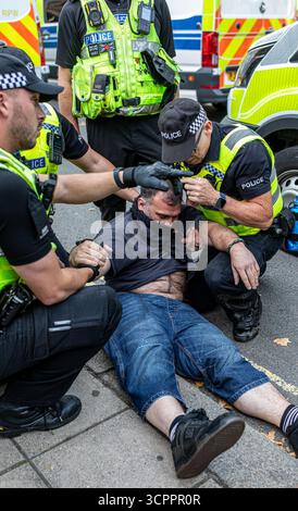 LONDRES, ROYAUME-UNI. 6 septembre 2025. Met les policiers ont tendance à un manifestant palestinien, qui est dans Destress Credit : Ian Humphreys Banque D'Images