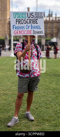 Londres, Royaume-Uni, 9 août 2025 : un partisan pro-Palestine tenant une pancarte sur la place du Parlement crédit : Ian Humphreys Banque D'Images