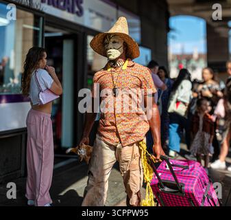 Londres, Royaume-Uni, 9 août 2025 : Street performer Walking Past Parliament Credit :Ian Humphreys Banque D'Images