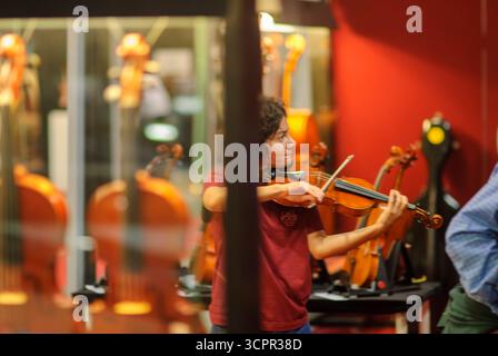 Cremona, Italie - Septermber 26th 2025 jeune musicien joue du violon à l'exposition Cremona Musica présentant des instruments artisanaux exquis à Lombard Banque D'Images