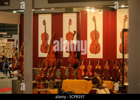 Cremona, Italie - Septermber 26e 2025 exposition complexe de violons et de cellos artisans à l'exposition internationale Cremona Musica présentant Fine Handc Banque D'Images