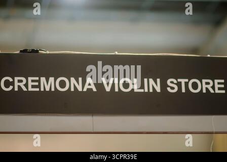 Cremona, Italie - Septermber 26th 2025 instruments à cordes de fabrication experte exposés à l'exposition internationale Cremona Musica présentant l'AR Banque D'Images