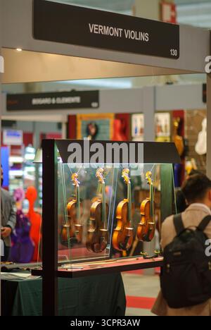 Cremona, Italie - Septermber 26th 2025 présentant des violons et des instruments de musique artisanaux exquis à l'exposition internationale Cremona Musica Banque D'Images