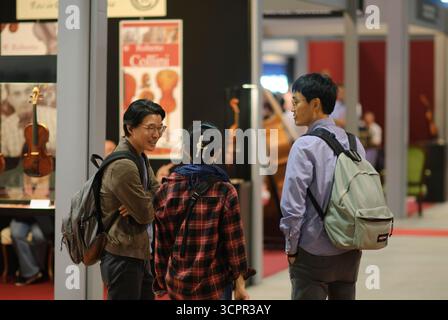 Cremona, Italie - Septermber 26th 2025 les participants discutent d'instruments de musique artisanaux à l'exposition internationale Cremona Musica en Lombardie sho Banque D'Images