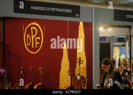 Cremona, Italie - Septermber 26th 2025 exposition dynamique présentant des instruments de musique artisanaux exquis à l'exposition internationale Cremona Musica Banque D'Images