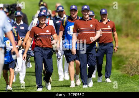 Farmingdale, États-Unis. 27 septembre 2025. Viktor Hovland (G) et Robert MacIntyre de Team Europe marchent sur le seizième fairway lors d’un match des quatorze contre Team United States le deuxième jour de la 45e Ryder Cup au Bethpage Black course à Farmingdale, New York, le samedi 27 septembre 2025. L’Europe a une avance de 8,5 à 3,5 sur les États-Unis après les matchs du matin de la deuxième journée. Photo de Corey Sipkin/UPI crédit : UPI/Alamy Live News Banque D'Images