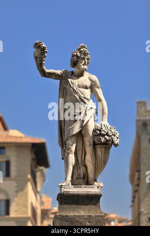 Automne 356 par Giovanni Battista Caccini, statue allégorique de 1608 après JC placée à l'extrémité sud-ouest du pont Ponte Santa Trinita. Florence-Toscane. Banque D'Images