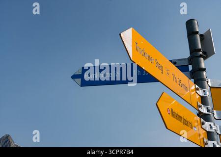 Panneau indiquant les itinéraires Hörnlihütte, Trockener Steg et Matterhorn Glacier Trail dans les Alpes suisses Banque D'Images
