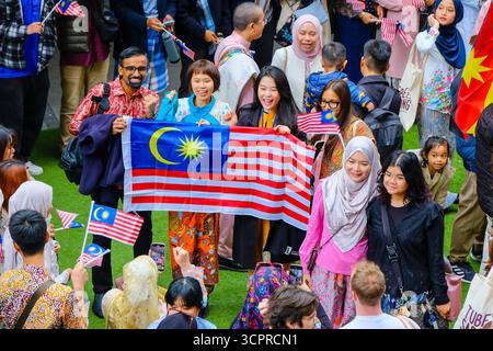 Londres, Royaume-Uni. 27 septembre 2025. La communauté britannique-malaisienne s'est réunie pour célébrer la Journée de la Malaisie à la centrale électrique de Battersea, vêtue de vêtements traditionnels colorés, y compris des sarongs. Après son arrivée à Malaysia Square, le groupe a apprécié le chant, la danse et les performances musicales. Crédit : onzième heure photographie/Alamy Live News Banque D'Images