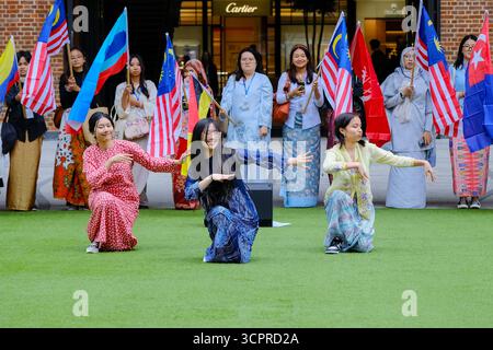 Londres, Royaume-Uni. 27 septembre 2025. La communauté britannique-malaisienne s'est réunie pour célébrer la Journée de la Malaisie à la centrale électrique de Battersea, vêtue de vêtements traditionnels colorés, y compris des sarongs. Après son arrivée à Malaysia Square, le groupe a apprécié le chant, la danse et les performances musicales. Crédit : onzième heure photographie/Alamy Live News Banque D'Images
