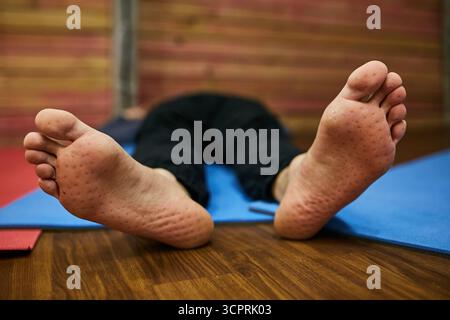 Les pieds d'un homme gros plan après être debout sur les ongles Banque D'Images