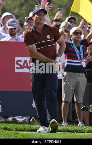 Farmingdale, États-Unis. 27 septembre 2025. L'écossais Robert Macintyre de Team Europe réagit après avoir fait son départ au trou 15 lors des manches du matin le deuxième jour de compétition de la Ryder Cup 2025, au Bethpage Black course, Farmingdale, NY, le 27 septembre 2025. (Photo par Anthony Behar/SipaUSA) crédit : Sipa USA/Alamy Live News Banque D'Images