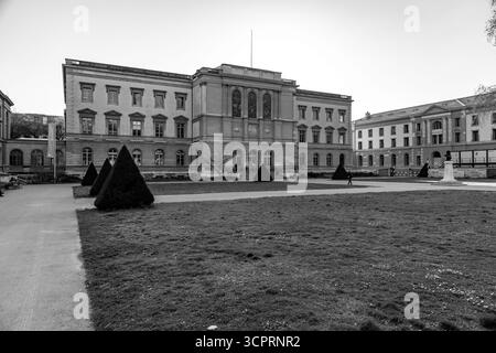 Genève, Suisse - 24 mars 2022 : campus principal de l'Université de Genève à l'intérieur du parc des bastions à Genève, Suisse. Banque D'Images
