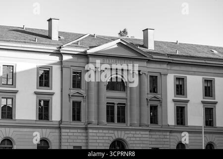 Genève, Suisse - 24 mars 2022 : campus principal de l'Université de Genève à l'intérieur du parc des bastions à Genève, Suisse. Banque D'Images