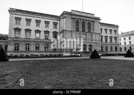 Genève, Suisse - 24 mars 2022 : campus principal de l'Université de Genève à l'intérieur du parc des bastions à Genève, Suisse. Banque D'Images
