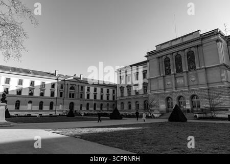 Genève, Suisse - 24 mars 2022 : campus principal de l'Université de Genève à l'intérieur du parc des bastions à Genève, Suisse. Banque D'Images