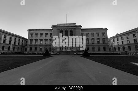 Genève, Suisse - 24 mars 2022 : campus principal de l'Université de Genève à l'intérieur du parc des bastions à Genève, Suisse. Banque D'Images
