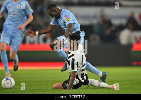ALMELO, 27-09-2025, Stadium Asito, saison 2025/2026, Néerlandais Eredivisie football, match entre Heracles Almelo et Sparta Rotterdam, photo montre Joshua Kitolano, joueur de Sparta Rotterdam, Mimeirhel Benita joueur de Heracles Almelo crédit : Pro Shots/Alamy Live News Banque D'Images