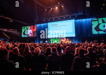 Rotterdam, Hollande méridionale, pays-Bas. 27 septembre 2025. Environ 4 000 membres et partisans de GroenLinks-PvdA ont rejoint le congrès électoral du parti. Le 27 septembre 2025, le Parti politique néerlandais GroenLinks-PvdA (GreenLeft-Labor Party) a tenu son congrès électoral, discutant des motions du parti et du programme du parti pour les prochaines élections. Les pays-Bas tiennent leurs élections nationales le 29 octobre 2025. (Crédit image : © James Petermeier/ZUMA Press Wire) USAGE ÉDITORIAL SEULEMENT ! Non destiné à UN USAGE commercial ! Banque D'Images
