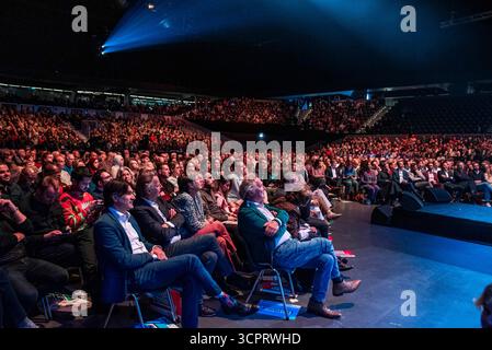 Rotterdam, Hollande méridionale, pays-Bas. 27 septembre 2025. Environ 4 000 membres et partisans de GroenLinks-PvdA ont rejoint le congrès électoral du parti. Le 27 septembre 2025, le Parti politique néerlandais GroenLinks-PvdA (GreenLeft-Labor Party) a tenu son congrès électoral, discutant des motions du parti et du programme du parti pour les prochaines élections. Les pays-Bas tiennent leurs élections nationales le 29 octobre 2025. (Crédit image : © James Petermeier/ZUMA Press Wire) USAGE ÉDITORIAL SEULEMENT ! Non destiné à UN USAGE commercial ! Banque D'Images