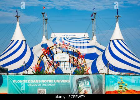 Installation d'une grande tente « Luzia » du Cirque du Soleil et couloir d'entrée principal décoré de papillons rouges dans le Vieux-Port de Montréal en été. Banque D'Images