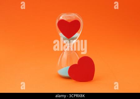 Cœur sur sablier, valeur du temps dans les relations Banque D'Images