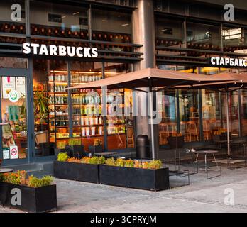 Café starbucks, inscription sur le café, rue animée à Belgrade Banque D'Images
