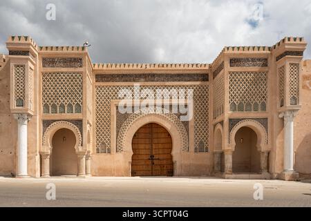 Façade monumentale de la porte Bab Mansour, entrée principale de la vieille ville de Meknès et monument le plus célèbre de la ville, le Maroc Banque D'Images