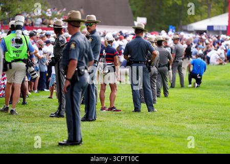 Une présence policière accrue après le match de fourball de l'après-midi avec Rory McIlroy, Shane Lowry, Justin Thomas et Cameron Young lors de la deuxième journée de la Ryder Cup au Bethpage Black course, Farmingdale, New York. Date de la photo : samedi 27 septembre 2025. Banque D'Images