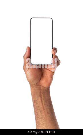 Main de l'homme noir holding Smartphone avec écran vide Banque D'Images