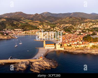 Tôt le matin vue aérienne de Collioure colorée, rues étroites, ville de destination de vacances d'été avec des buidings historiques, plages, Pyrénées-Orienta Banque D'Images