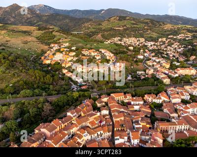 Vue aérienne de Collioure colorée, rues étroites, ville de destination de vacances d'été avec des buidings historiques, plages, Pyrénées-Orientales, France in Banque D'Images