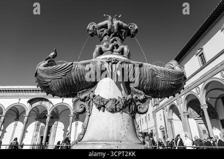 Florence, Italie - 5 avril 2022 : fontaine de bronze à l'Ospedale degli Innocenti, Hôpital des innocents, Centre de recherche Innocenti de l'UNICEF. Banque D'Images