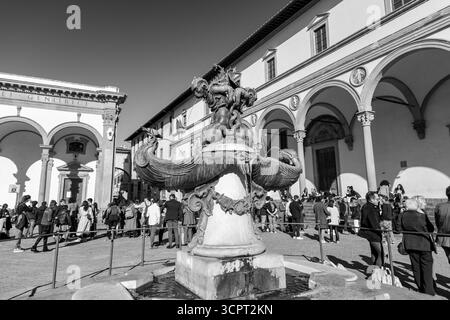Florence, Italie - 5 avril 2022 : fontaine de bronze à l'Ospedale degli Innocenti, Hôpital des innocents, Centre de recherche Innocenti de l'UNICEF. Banque D'Images