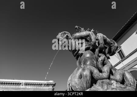 Florence, Italie - 5 avril 2022 : fontaine de bronze à l'Ospedale degli Innocenti, Hôpital des innocents, Centre de recherche Innocenti de l'UNICEF. Banque D'Images