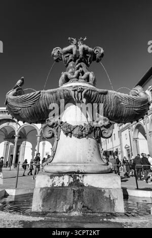 Florence, Italie - 5 avril 2022 : fontaine de bronze à l'Ospedale degli Innocenti, Hôpital des innocents, Centre de recherche Innocenti de l'UNICEF. Banque D'Images