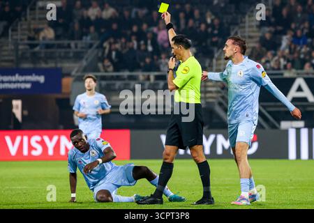 Joshua Kitolano du Sparta Rotterdam reçoit un carton jaune de l'arbitre Serdar Gözübüyük lors du match Eredivisie opposant Heracles Almelo et Sparta Rotterdam à Erve Asito le 27 septembre 2025 à Almelo, pays-Bas. (Crédit : Grid Brinkerhof/MTB-photo/Alamy Live News) Banque D'Images