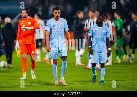 Almelo - Teo Quintero de Sparta Rotterdam et Joshua Kitolano de Sparta Rotterdam semblent déçus après la défaite lors de la septième manche de compétition de la saison Eredivisie 2025/2026. Le match se déroule entre Heracles Almelo et le Sparta Rotterdam au stade Asito le 27 septembre 2025 à Almelo, aux pays-Bas. (VK Sportphoto/Danny de Groot) Banque D'Images