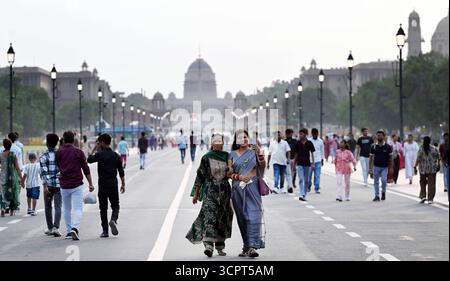 NEW DELHI, INDE - 20 SEPTEMBRE : visiteurs à India Gate pendant une chaude journée, le 20 septembre 2025 à New Delhi, Inde. Photo de Arvind Yadav/Hindustan Times temps chaud à Delhi-NCR Banque D'Images