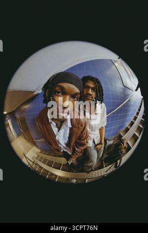 Fish Eye Lens portrait de jeunes amis masculins confiants debout sur les marches dans le métro Banque D'Images